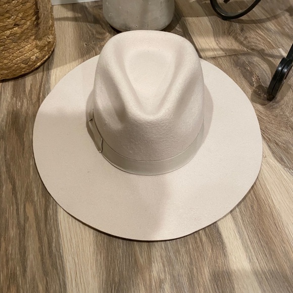 Accessories - Wide brim hat